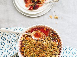 Švestkový crumble s amarettem, mákem a mandlemi