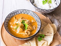 Butter chicken (máslové kuře) s flat roti (indickým chlebem)